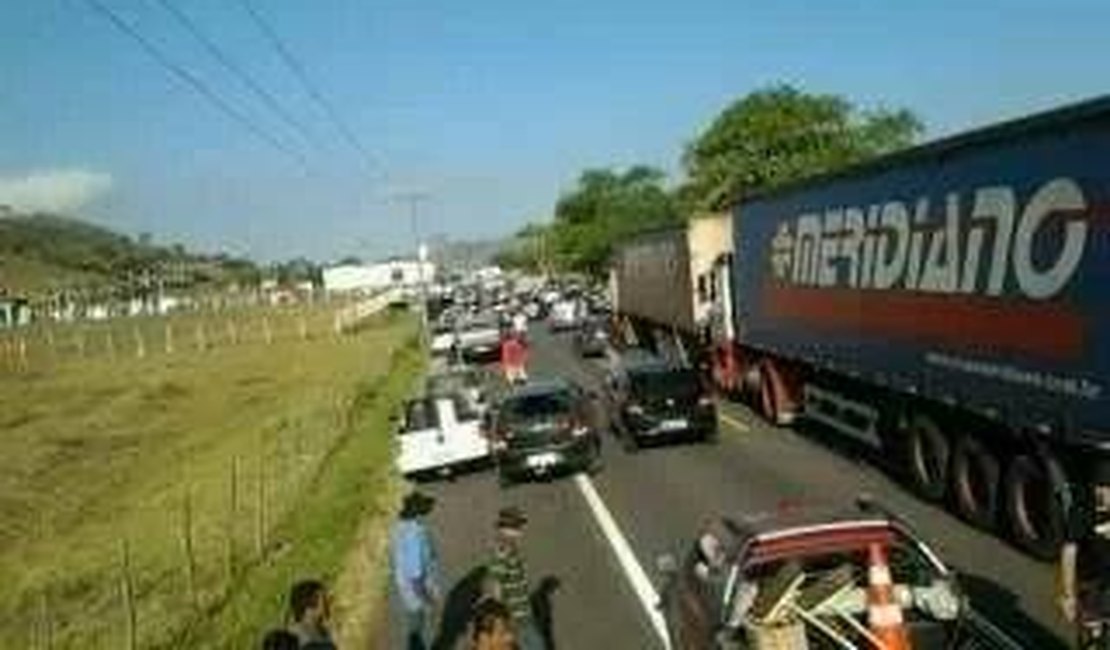 'Bandidagem tomou conta da cidade': Moradores fecham BR e pedem policiamente em Maribondo