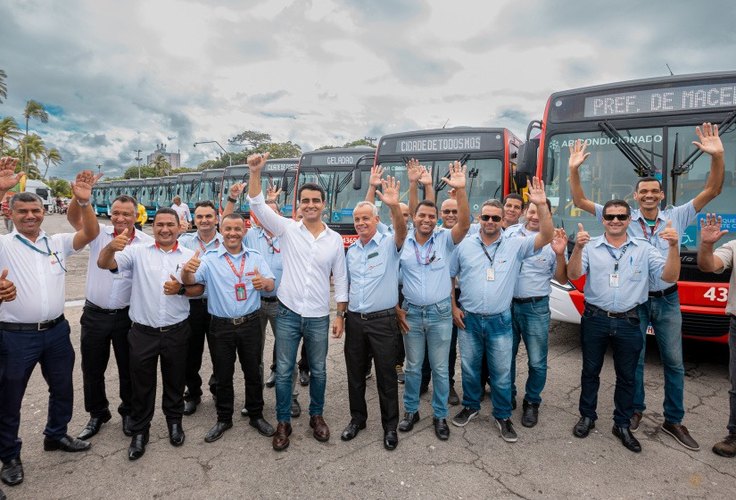 JHC entrega mais 21 ‘Geladões’ e reforça frota de ônibus em Maceió