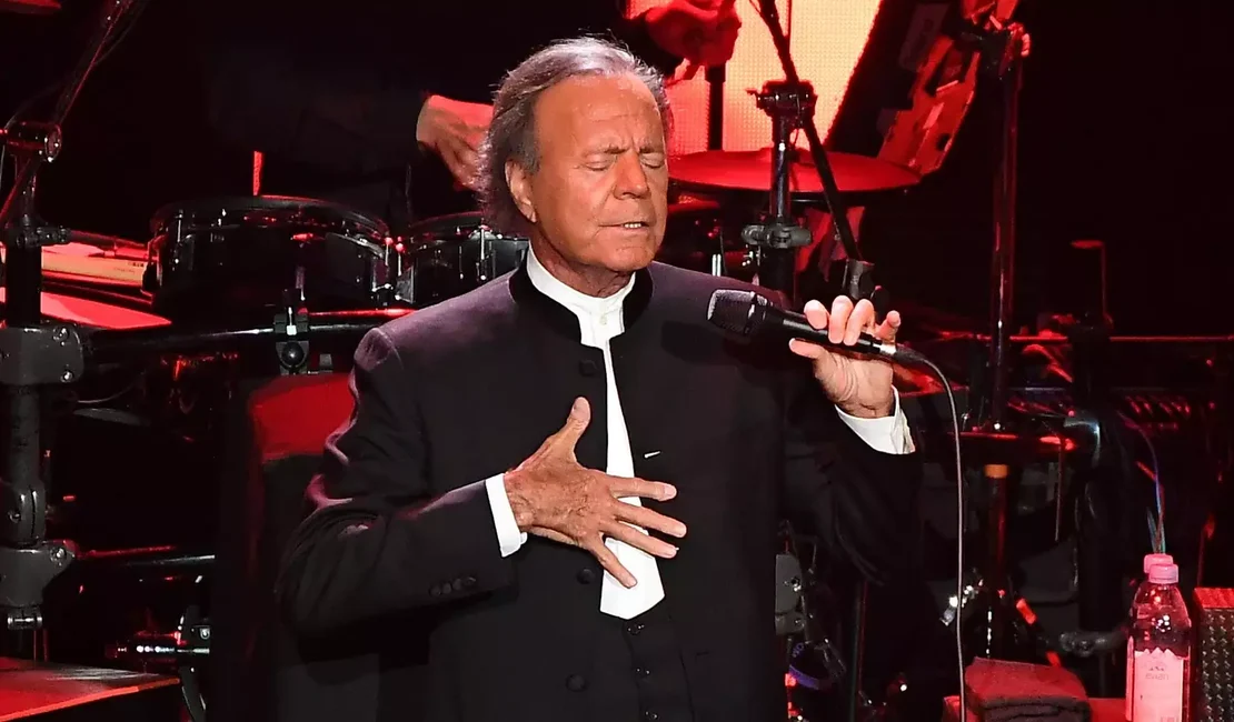 Ex-funcionárias acusam Julio Iglesias de assédio sexual e abuso de poder, diz jornal