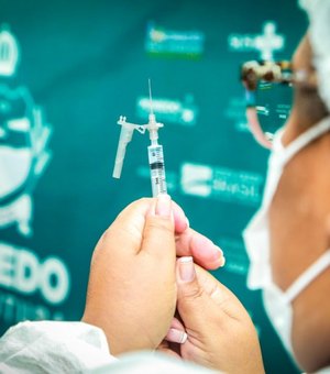 Ronaldo Lopes anuncia vacinação contra Covid-19 para professores e funcionários da Educação