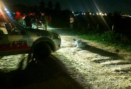 Homem é morto a tiros em estrada de barro no bairro Cavaco, em Arapiraca