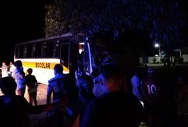 Feridos em acidente com ônibus escolar estão internados em estado grave, em Arapiraca