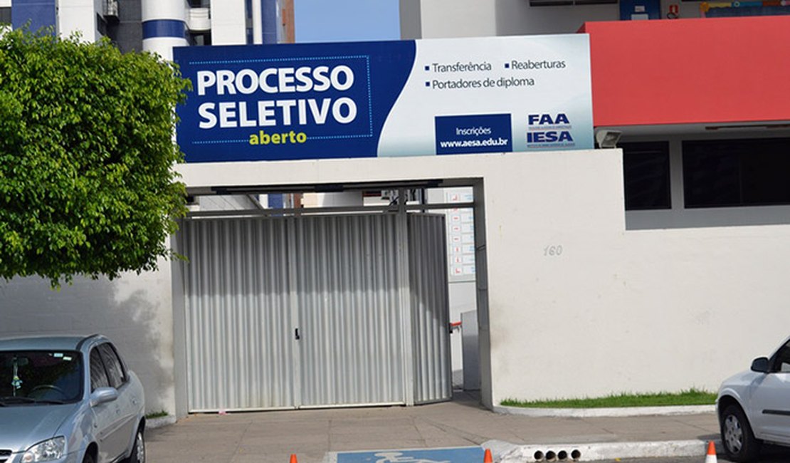 Faculdade deve indenizar aluno que se formou e não recebeu diploma, em AL