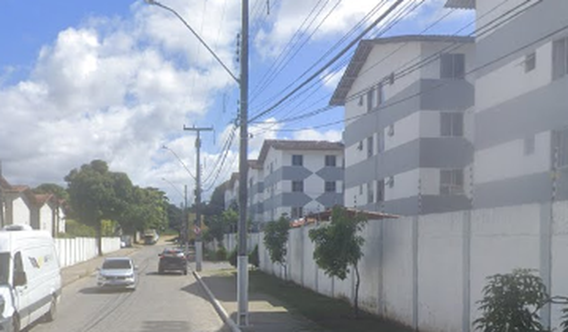 Fogo atinge ar-condicionado em apartamento e dois moradores inalam fumaça, em Maceió