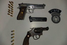 Mesmo após arremessar arma de fogo no telhado, suspeito é capturado pela PM, em Arapiraca