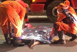 Motociclista colide na traseira de caminhão de coleta de lixo e morre em Maceió