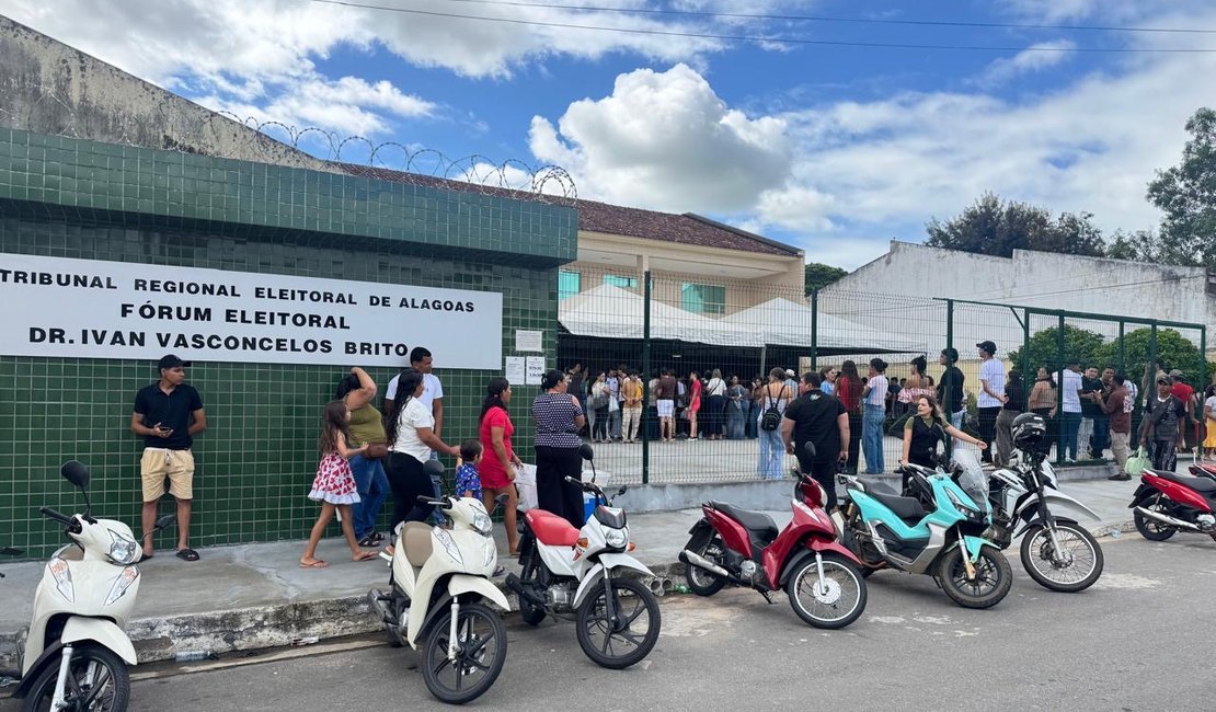 Eleitores deixam para última hora e lotam TRE em Arapiraca nesta quarta (6)