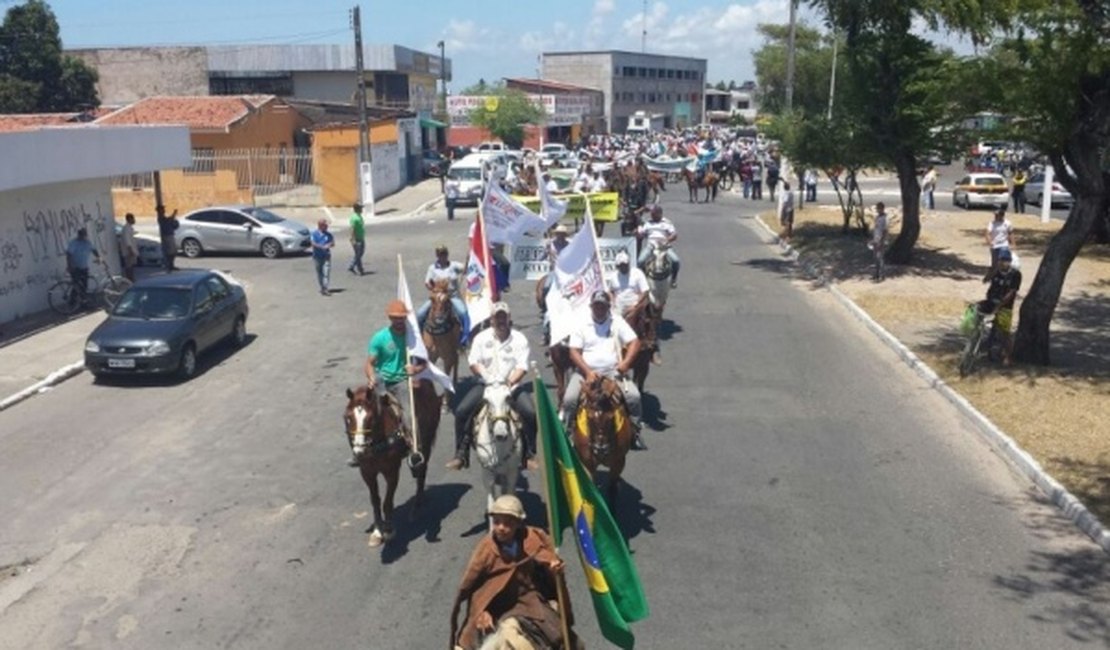 Vaqueiros alagoanos fazem protesto em Maceió contra proibição da vaquejada