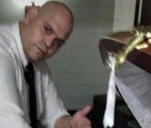 Funcionário de funerária é demitido após posar ao lado de corpo de Maradona