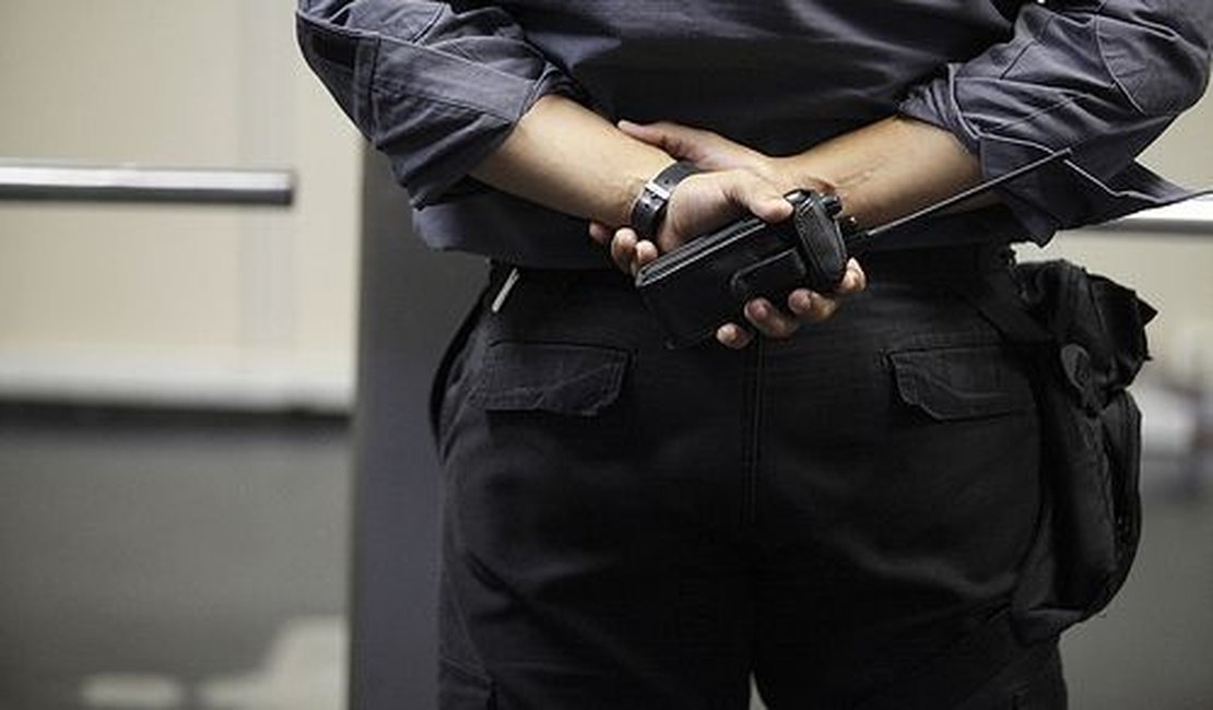 Vigilante noturno de posto de combustíveis é perseguido por homens armados em Taquarana