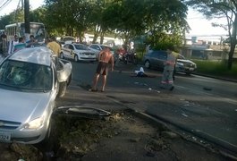 Jovem de 22 anos é arremessado de carro e morre após acidente em Maceió