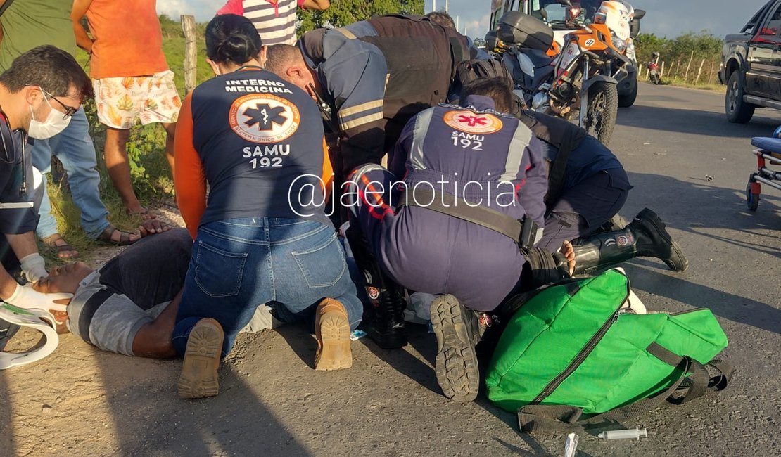 VÍDEO. Motorista de carro tenta ultrapassar cortejo fúnebre e atinge motociclista, em Arapiraca