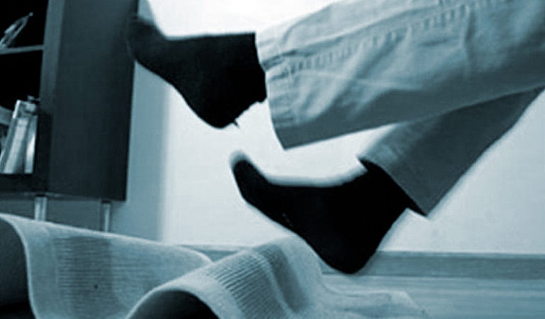 Homem é encontrado morto dentro de casa com indícios de ter sofrido queda, em Coruripe