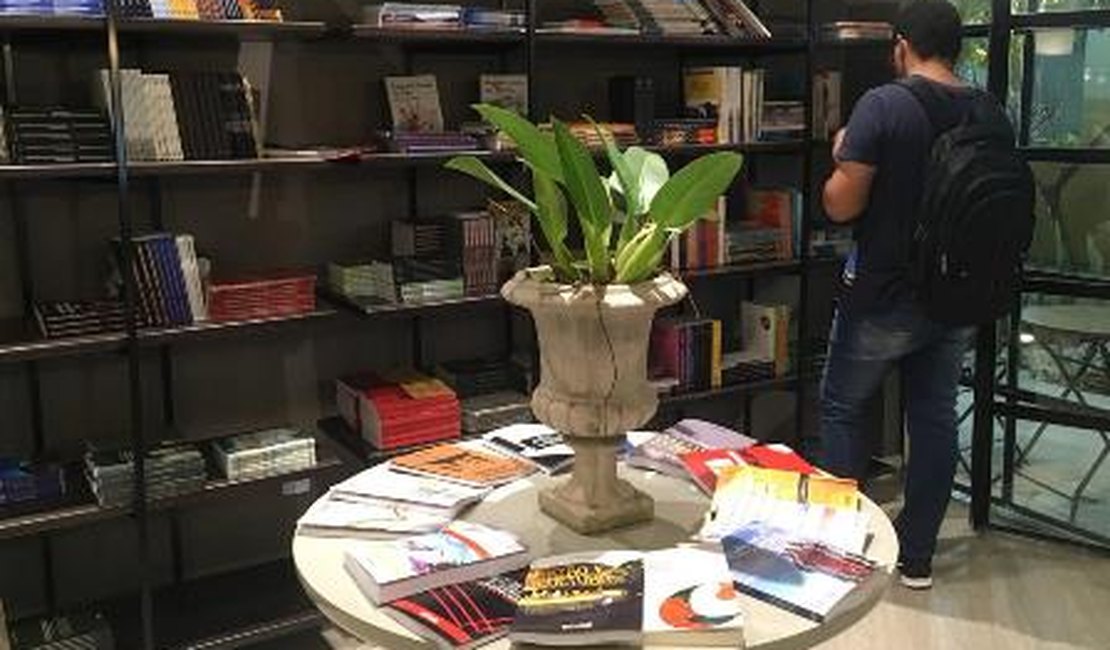 Uneal inaugura em Arapiraca livraria aberta à população