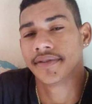 Homem é assassinado a tiros e pai com deficiência é baleado dentro de casa em Arapiraca