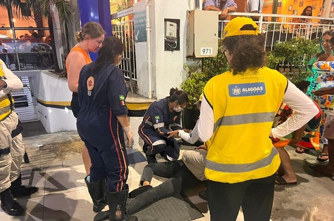 Programa Ronda no Bairro socorre jovem desacordada na orla de Pajuçara, em Maceió