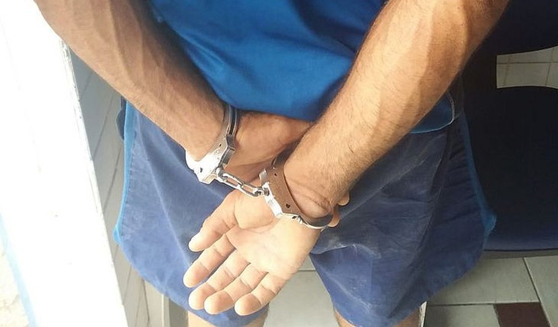 Após denúncia, suspeito de tráfico é preso na parte alta de Maceió