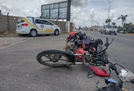 VÍDEO: Cinquentinha com duas pessoas colide com veículo de coleta de lixo na AL-220, em Arapiraca