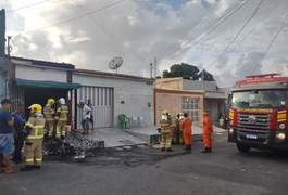 Moto elétrica pega fogo enquanto era carregada em residência e quatro pessoas ficam feridas em Aracaju