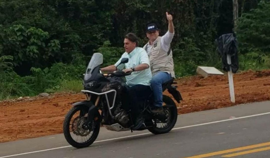 Vídeo. Presidente Jair Bolsonaro atravessa ponte de moto com ministro na garupa