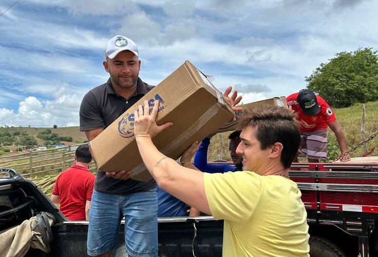 Bueno Higino entrega mais de ﻿8 mil quilos de peixe para a população de Coité do Nóia