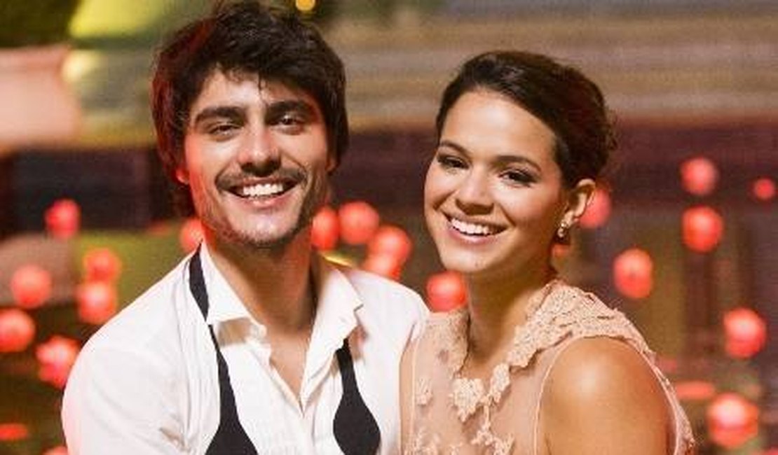 Bruna Marquezine troca olhares com ator e levanta suspeitas de romance