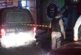 Homem de 33 anos é morto a tiros quando trafegava por rua, em Maceió