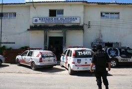 Mulher é presa ao entrar em delegacia de AL com droga em sacos de pipoca