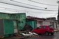 Carro de passeio derruba muro de residência por trás de escola em Arapiraca