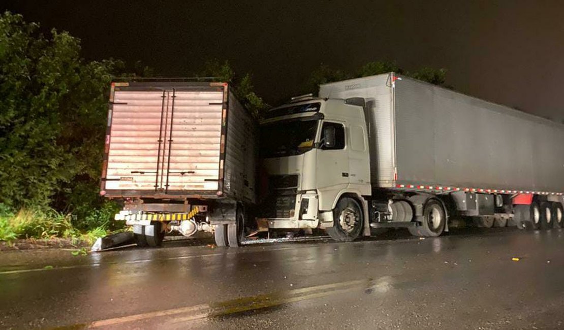 No mesmo local: Colisão entre caminhão e viatura da PM é registrada após sequência de acidentes em Santana do Ipanema