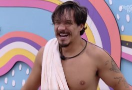 Na cama com Vyni, Eliezer se descuida e mostra partes íntimas