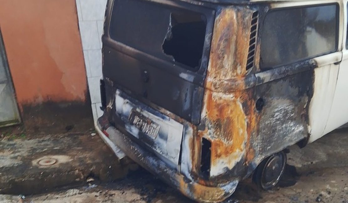 Palmeira dos Índios: Kombi fica em chamas durante a madrugada