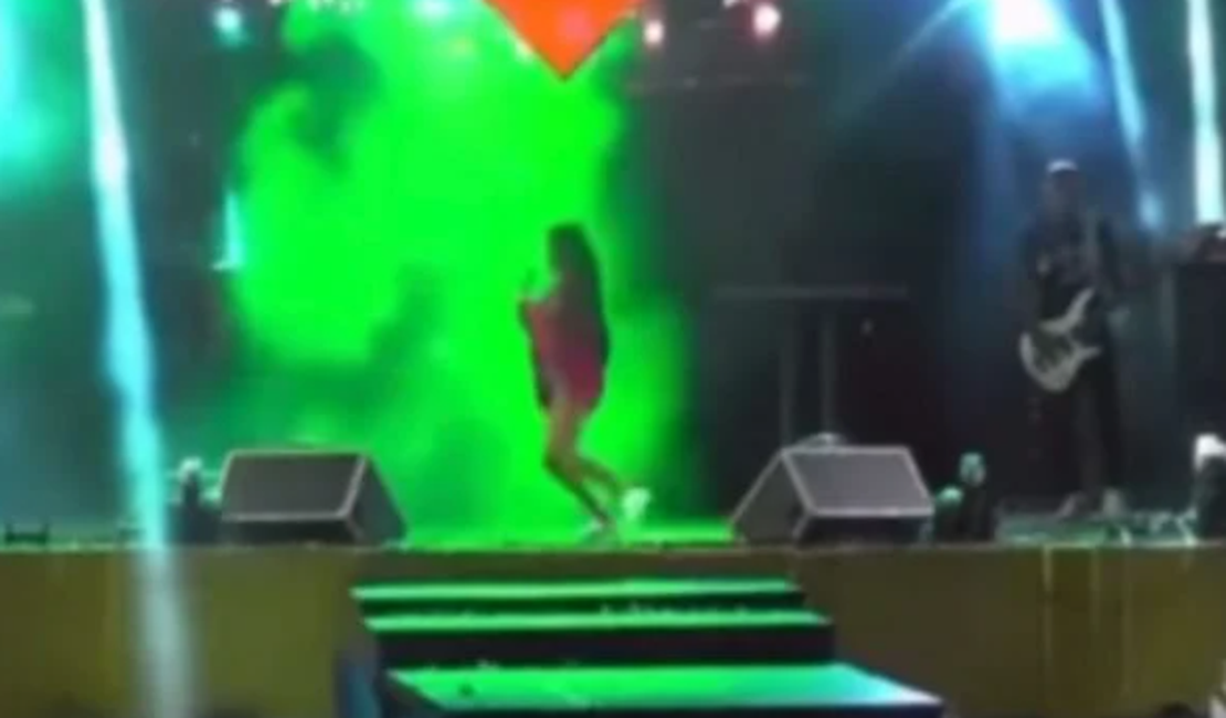 Homem pega arma de policial e atira no meio de show provocando tumulto na Paraíba