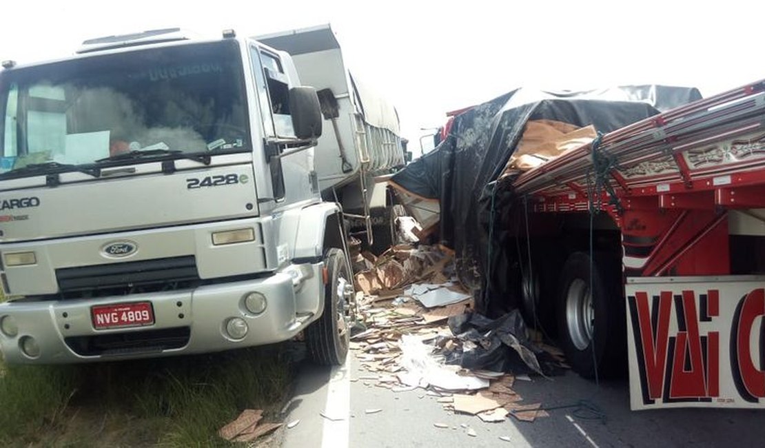 Acidente entre caminhões bloqueia tráfego na BR-101, em Pilar