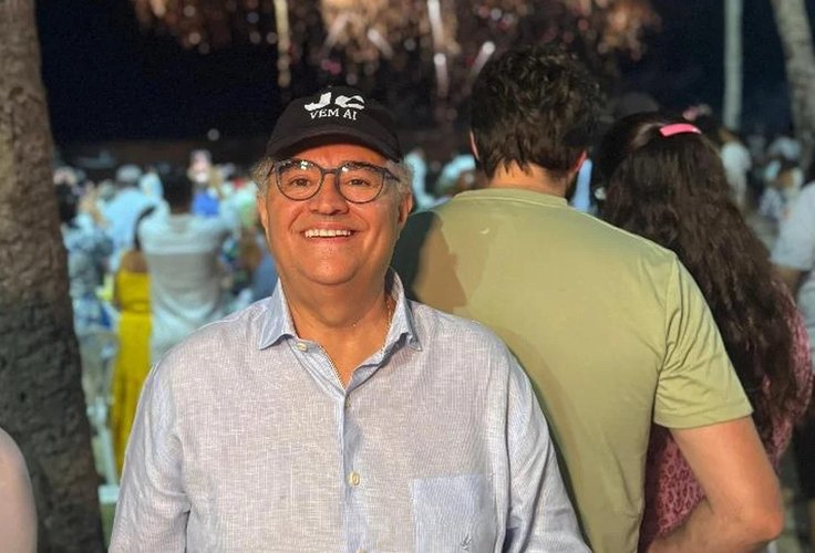 Um boné, uma frase e um sinal claro: Na noite de réveillon  João Caldas acena retorno às urnas 'JC vem aí'