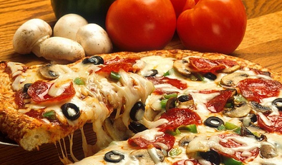 Procon veta cobrança de pizza de 2 sabores com preço da mais cara