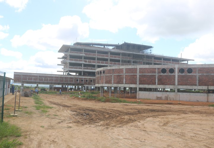 Ronaldo Lessa visita obras do Hospital Metropolitano em Arapiraca