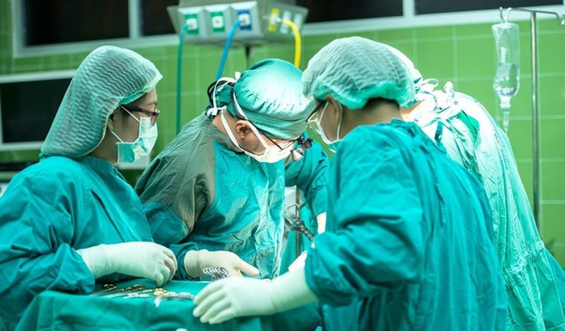 Garoto introduz arame na uretra para ‘descobrir de onde vem urina’ e acaba no centro cirúrgico