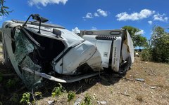 Carreta tomba na Ladeira do Catolé
