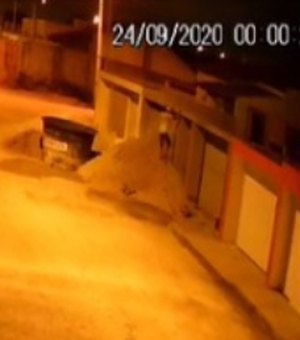 Vídeo. Homem é flagrado pulando muro de residência em Arapiraca