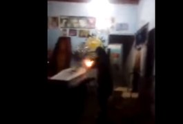 Vídeo: Homens ateiam fogo em corpo de jovem durante velório