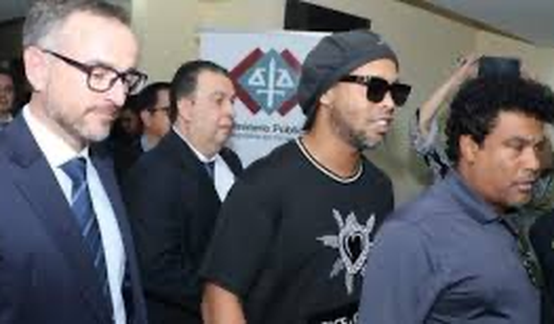 Após meses preso, Ronaldinho Gaúcho e irmão são soltos pela Justiça do Paraguai