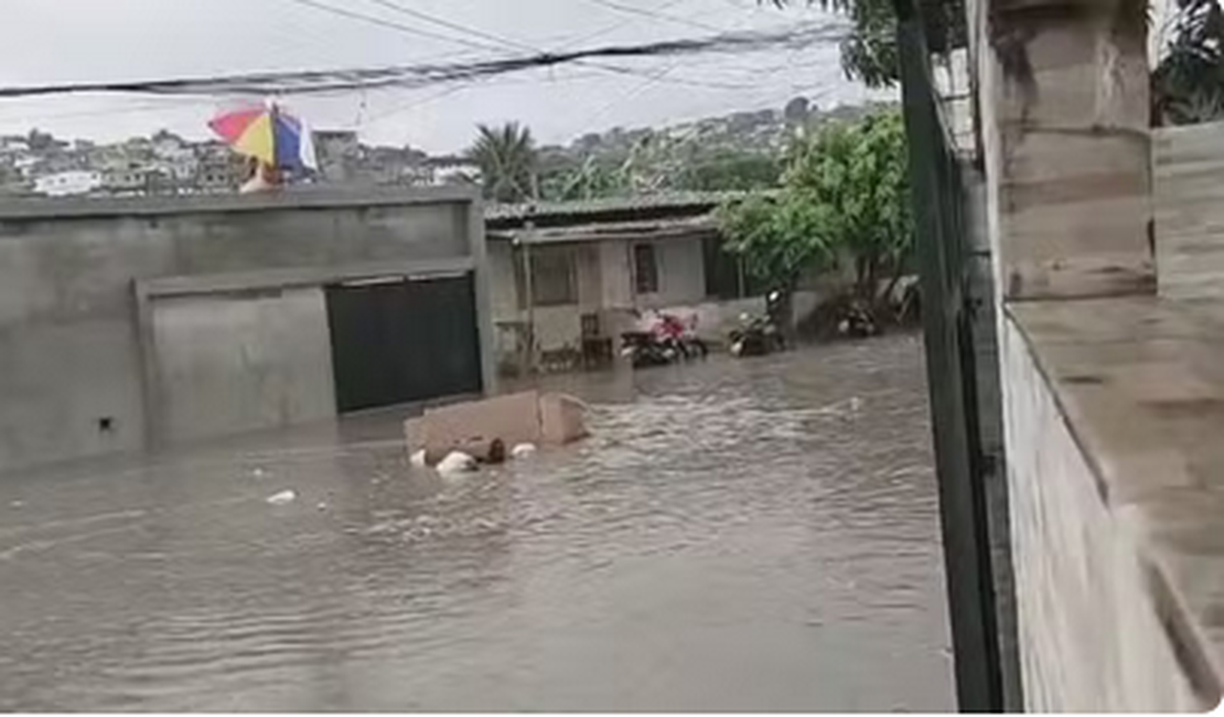 VÍDEO: Chuva forte faz rios transbordarem, água invade casas e deixa moradores ilhados no Recife