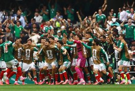 México abre Copa vencendo África do Sul em duelo com três expulsões