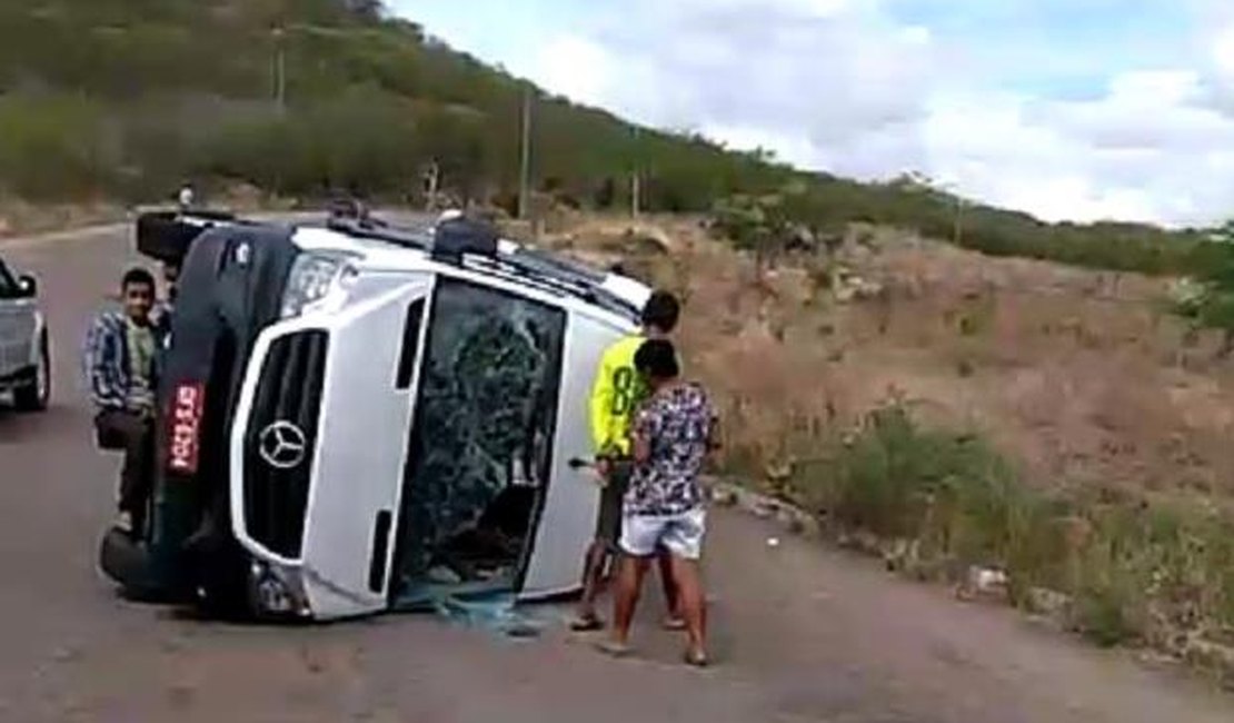 Um morre e 14 ficam feridos em acidente de van no Sertão alagoano