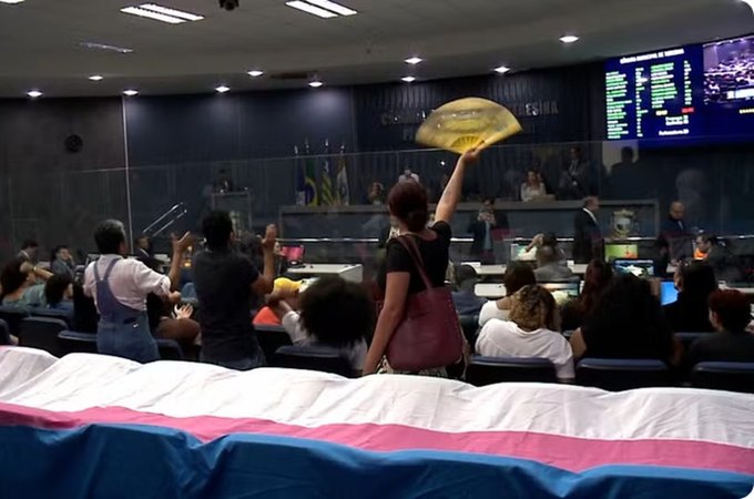 Projeto que proíbe mulheres trans de usar banheiros femininos é aprovado em 2ª votação pela Câmara de Teresina