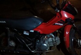 Motocicleta roubada é recuperada no bairro Santa Esmeralda, em Arapiraca