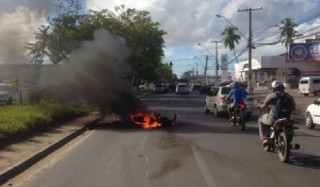 Motocicleta pega fogo após colidir em automóvel na capital; motociclista teve queimaduras
