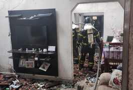Corpo de Bombeiros combate incêndio em residência e socorre idosa em Maceió