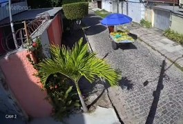 Entregador encontra R$ 1.000 e usa câmeras de rua para devolver a vendedor de frutas